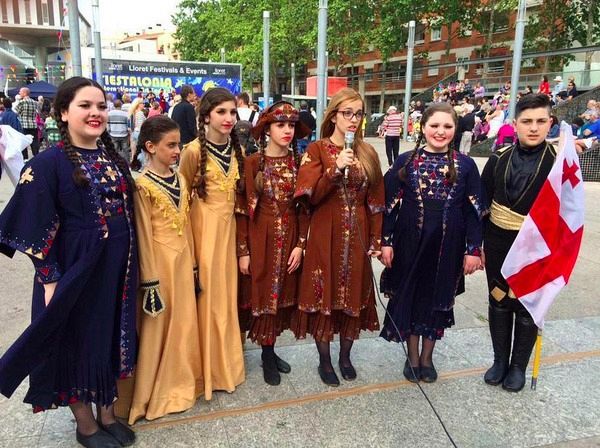 The Royal House of Georgia congratulates children from Tserovani settlement(2)